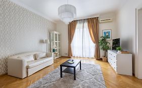 Gde Karoly Apartmant